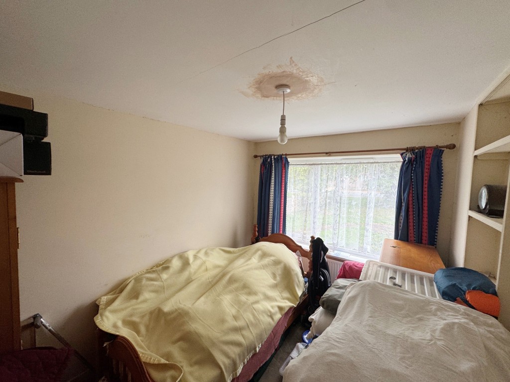Lot: 152 - THREE-BEDROOM BUNGALOW FOR REFURBISHMENT AND REPAIR - Bedroom 2